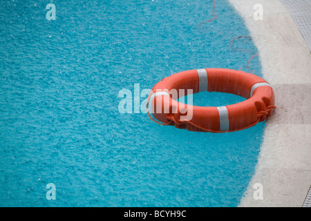Rettungsring in einem Pool im Regen Stockfoto