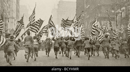 Eine Manifestation von Pfadfindern auf Fifth Avenue in New York nach der amerikanischen Kriegserklärung an Deutschland im Jahre 1917. Stockfoto