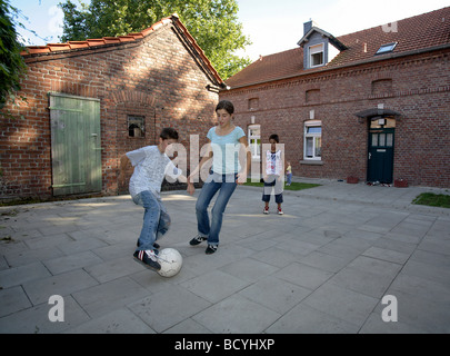 Kinder spielen Fußball in den Hinterhof, Oberhausen, Deutschland Stockfoto