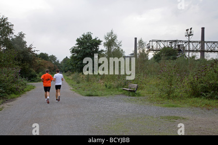 Menschen Joggen im Park, Duisburg, Deutschland Stockfoto