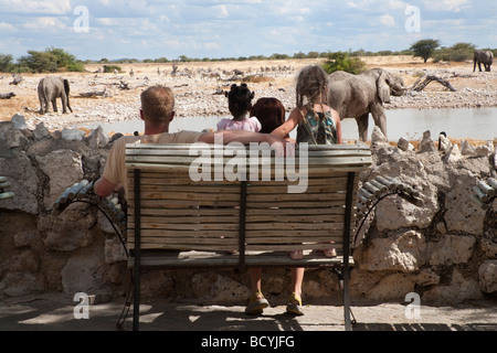 Familie auf Safari im Etosha Nationalpark Namibia Afrika Stockfoto