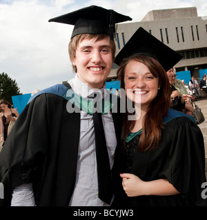 Ex-Studenten tragen Kleid und Mörtel Board am Abschlusstag Aberystwyth University Wales UK Stockfoto