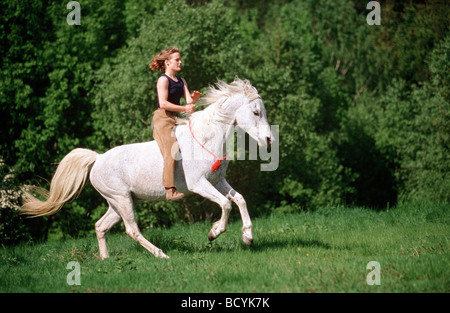 Frau auf Pferd ohne Sattel reiten Stockfoto