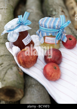 Reife Äpfel und Marmelade auf Protokoll-Stapel Stockfoto