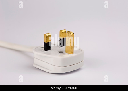 13 Amp Stecker auf weißem Hintergrund Stockfoto