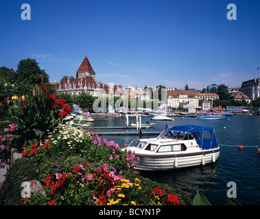 Blick von Ouchy, das beliebte Seebad in der Nähe von Lausanne, zeigt die Marina und Hotel Le Chateau Ouchy Stockfoto