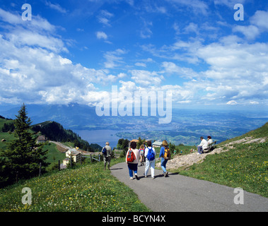 Wanderer auf Rigi Berg mit herrlicher Aussicht auf den Vierwaldstättersee Stockfoto