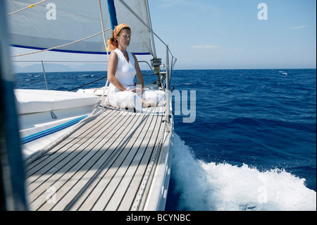 Frau beim Yoga auf Segelboot Stockfoto