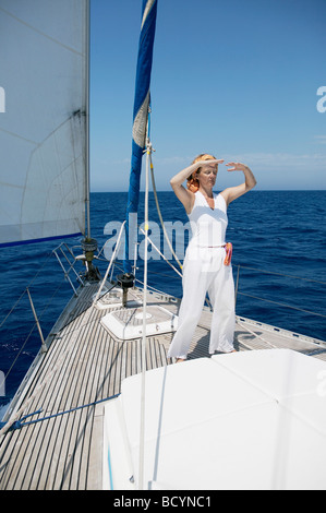 Frau beim Yoga auf Segelboot Stockfoto