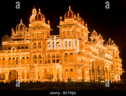 Maharaja Palace s nachts in Mysore, Karnataka, Indien Stockfoto