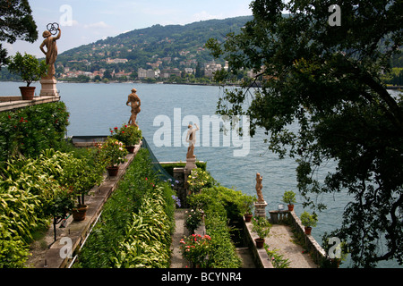 Garten und Statuen auf Isola Bella mit Blick auf den Lago Maggiore, Italien. Stockfoto