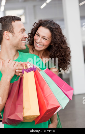 paar einkaufen Einkaufstüten hochhalten Stockfoto