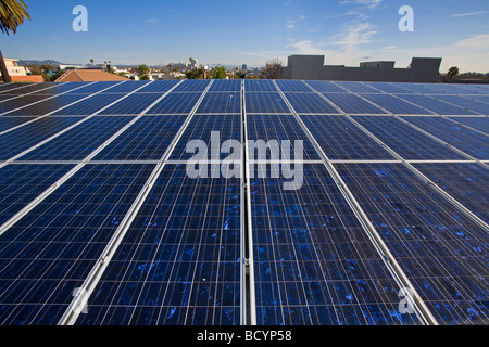 Ein Dach montiert, Raster gebunden Solar Photovoltaik Solar-Panel-Array (10Kw) auf der Santa Monica Bibliothek, Kalifornien, USA Stockfoto