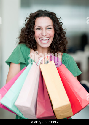 Frau Holding Shopping bags Stockfoto