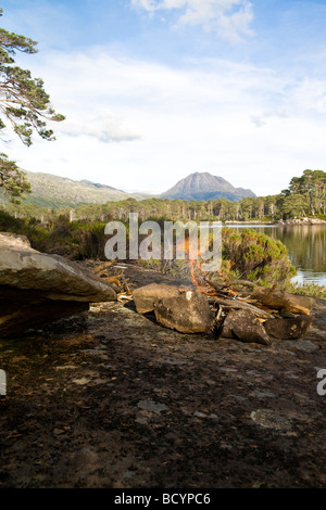 Lagerfeuer auf einer Insel am Loch Maree mit Slioch im Hintergrund Stockfoto