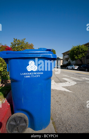 Eine blaue Papierkorb für die Stadt von Los Angeles Bureau of Sanitation solides Ressourcen stadtweiten Recyclingprogramm. Stockfoto