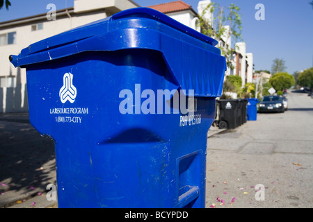 Eine blaue Papierkorb für die Stadt von Los Angeles Bureau of Sanitation solides Ressourcen stadtweiten Recyclingprogramm. Stockfoto