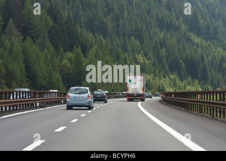 Autostrada in den italienischen Bergen. Autobahn A22 in der Provinz Bozen in Südtirol, Italien Stockfoto