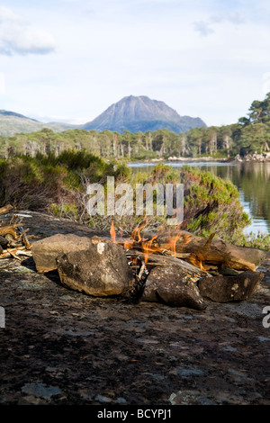 Lagerfeuer auf einer Insel am Loch Maree mit Slioch im Hintergrund Stockfoto