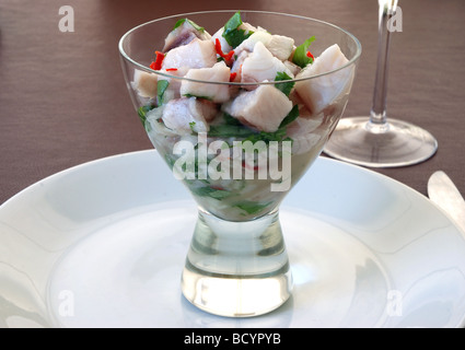 Ceviche, gemacht mit rohem Fisch mariniert In Zitronensaft, Habanero Pfeffer und Koriander, serviert In einer Glasschale. Stockfoto