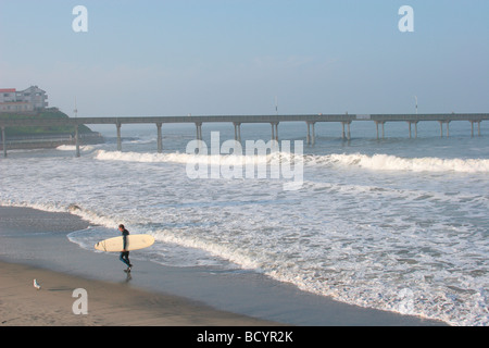 Surfer, kommunalen Pier Ocean Beach, San Diego, Kalifornien (SD) Stockfoto