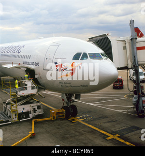 Mitarbeiter bei Virgin Atlantic Airbus Wartung der Ebene von Lift auf der Rollbahn am Flughafen Heathrow London England KATHY DEWITT Stockfoto