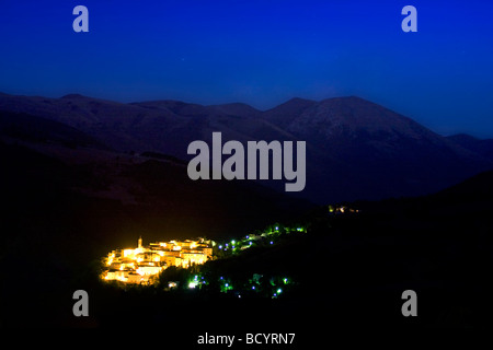 Tal mit kleinen Stadt bei Nacht, Italien, Umbrien, Monti Sibillini Nationalpark Stockfoto