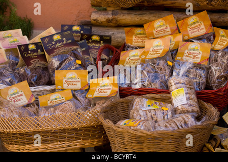 Pasta wird in Strohkörben draußen auf der Straße in Italien verkauft Stockfoto