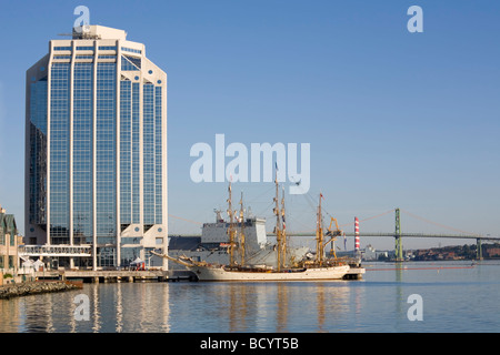 Großsegler angedockt am frühen Morgen am Halifax s Wasser bei Purdy s Wharf während der Nova Scotia Tall Ship Festival 2009 Stockfoto