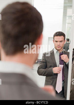 shopping Vergleich Mann fesselt Stockfoto