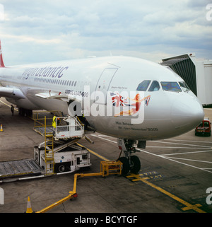 Mitarbeiter bei Virgin Atlantic Airbus laden auf der Rollbahn am Flughafen Heathrow London England KATHY DEWITT Stockfoto