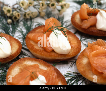 Blinis mit Räucherlachs und Sauerrahm Stockfoto