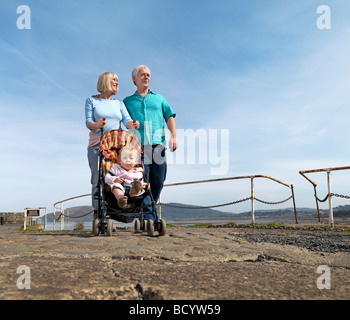 älteres paar Kind im Buggy schieben Stockfoto