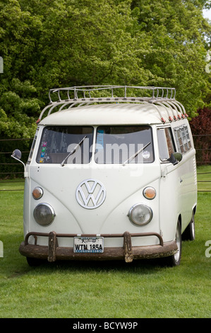 Weißen Volkswagen split Screen Wohnmobil Stockfoto