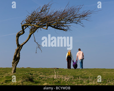 Mann & Frau mit rucksack Stockfoto