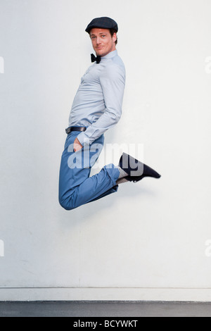 Mann springt in die Luft Stockfoto