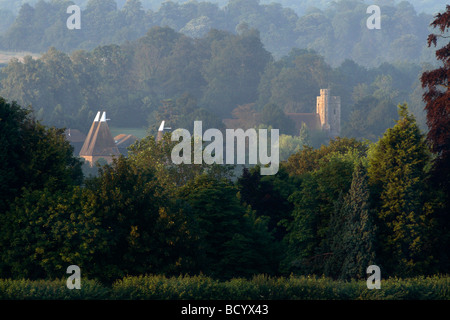 Blick Richtung Oast Häuser und Kirche in Kent, England, UK Stockfoto