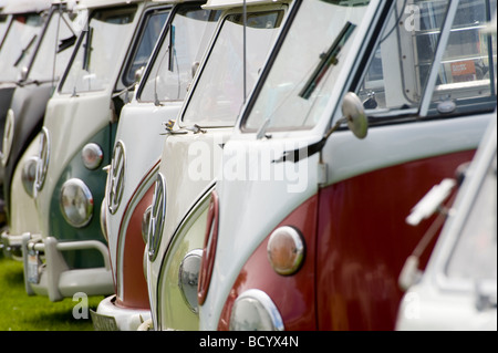 Reihe von bunten aufgeteilt Bildschirm Volkswagen Wohnmobile bei einem Enthusiasten-Rallye Stockfoto