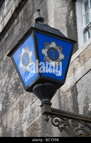 blaue Lampe über dem Garagentor für Garda Siochana Na Heireann der irischen Polizei in Dublin Irland Stockfoto