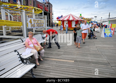 Urlauber am Pier von Brighton Stockfoto