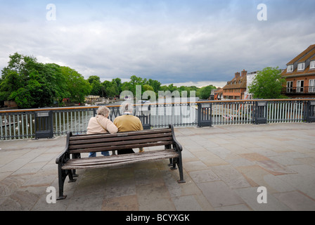 Zwei Figuren sitzen auf Bank, Blick auf die Themse, Windsor Stockfoto