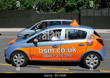 Die Adresse der BSM-Website wird während des Unterrichts oder möglicherweise eines Tests in England UK auf der Seite des Trainingswagens in der Park Lane in der Nähe von Marble Arch London angezeigt Stockfoto