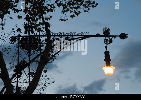 Straßenlaterne in der Abenddämmerung in der Nähe von Casa Mila oder La Pedrera Eixample Viertel Barcelona Katalonien Spanien Stockfoto