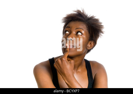 Horizontale schließen sich Studioportrait von einer attraktiven afrikanische Frau mit dem Finger auf den Lippen schauen besorgt Stockfoto
