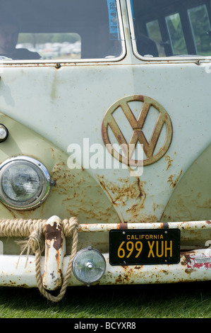 Nahaufnahme von vorne einen alten rostigen geteilten Bildschirm Volkswagen Camper van Stockfoto