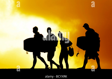 Surfer, die Silhouette bei Sonnenuntergang Stockfoto