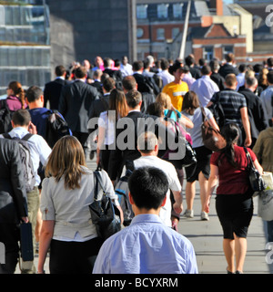 Büroangestellte gehen über die überfüllte Brücke in Richtung London Bridge Bahnhof im Sommer abends Rush Hour nach Hause von der Arbeit England Großbritannien Stockfoto