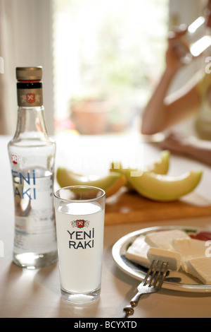 Türkische Meze: Raki, begleitet von weißen Feta-Käse und Melone Stockfoto