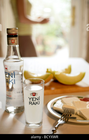 Türkische Meze: Raki, begleitet von weißen Feta-Käse und Melone Stockfoto