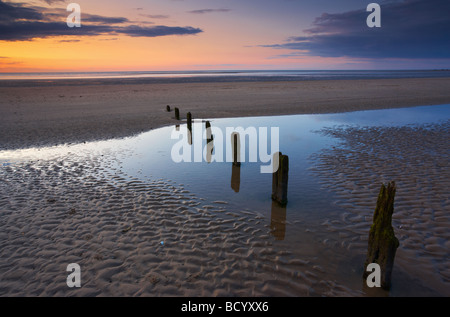 Brancaster Strand an der Nordküste Norfolk an einem schönen Sommerabend Stockfoto